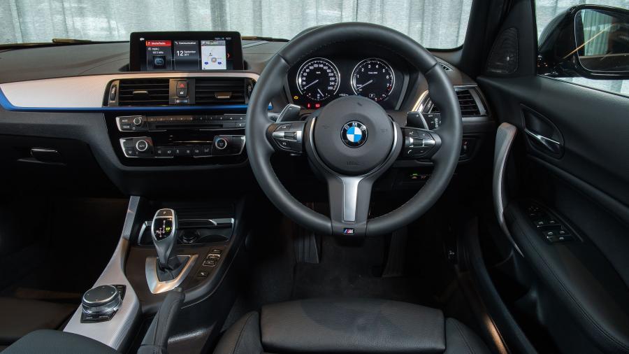 Торпедо BMW M140i 5-Door (F20) 2017 года  (AU) (фото 6 из 14)